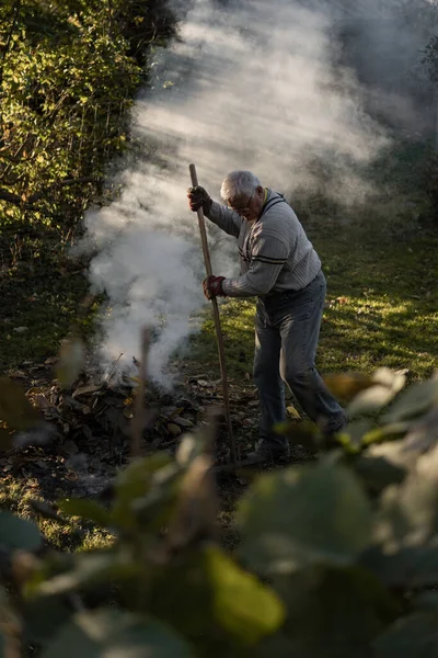 Rajhrad Tschechische Republik Oktober 2021 Ein Alter Mann Verbrennt Herbst — Stockfoto