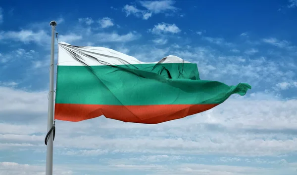Mavi Gökyüzünde Direkte Sallanan Bir Bulgar Bayrağı — Stok fotoğraf