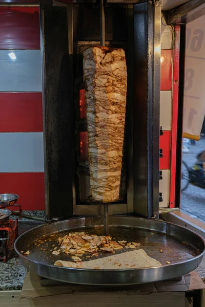 レストランで伝統的なトルコのケバブの垂直ショット — ストック写真