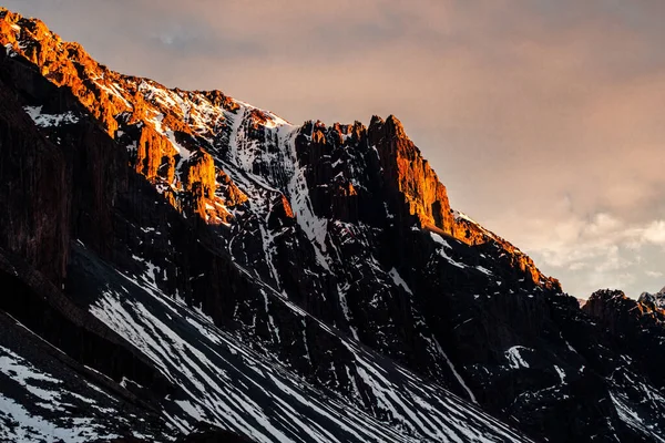 Beautiful View Mountainous Landscape Peaks Covered Snow — Stockfoto