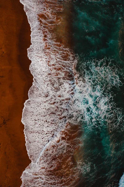 Повітряний Знімок Морських Хвиль Оточенні Пляжу Ідеально Підходить Шпалер Фону — стокове фото