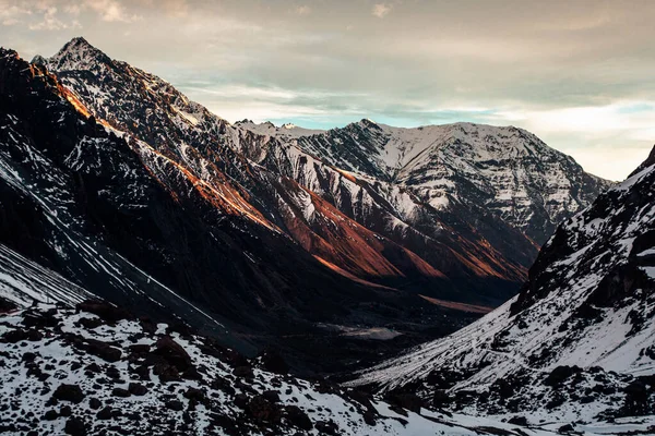 Μια Όμορφη Θέα Ενός Ορεινού Τοπίου Κορυφές Καλυμμένες Χιόνι — Φωτογραφία Αρχείου