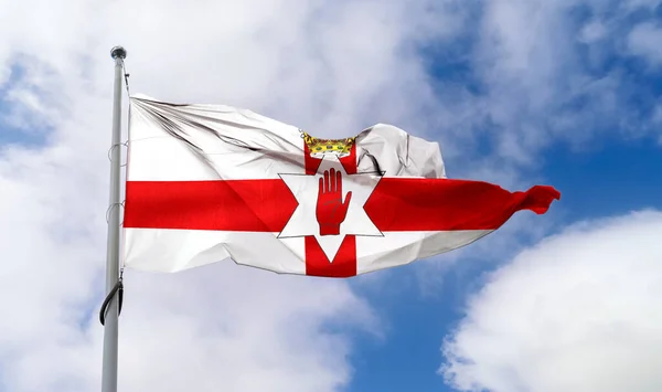 Una Bandera Irlanda Del Norte Ondeando Poste Cielo Azul —  Fotos de Stock