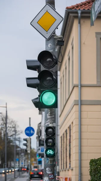 Eine Vertikale Aufnahme Einer Doppelt Grün Leuchtenden Ampel Für Autos — Stockfoto