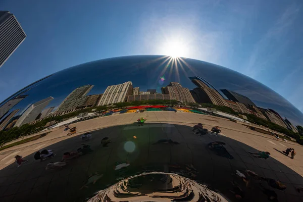 Reflection Chicago Cityscape Mirror Fenced Art Sculpture Millennium Park — Foto de Stock