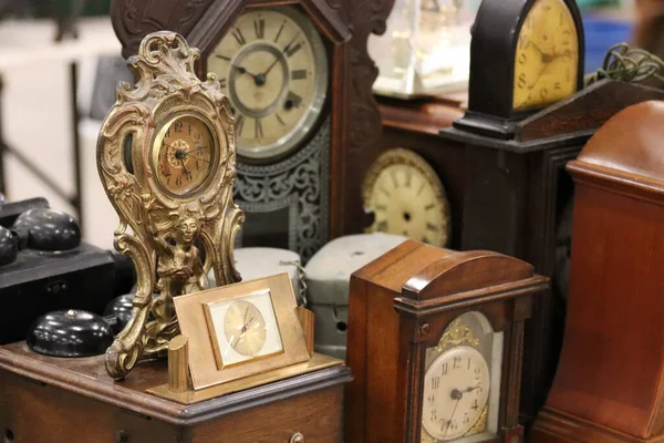 Different Vintage Clocks Table Flea Market — Stockfoto