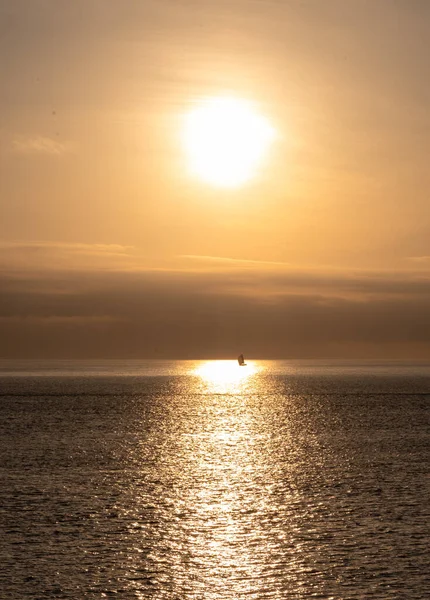 在金色的夕阳西下 一艘船在海上航行的迷人景象 — 图库照片