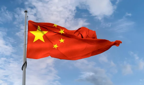 Čínská Vlajka Vlnící Tyči Modré Obloze — Stock fotografie