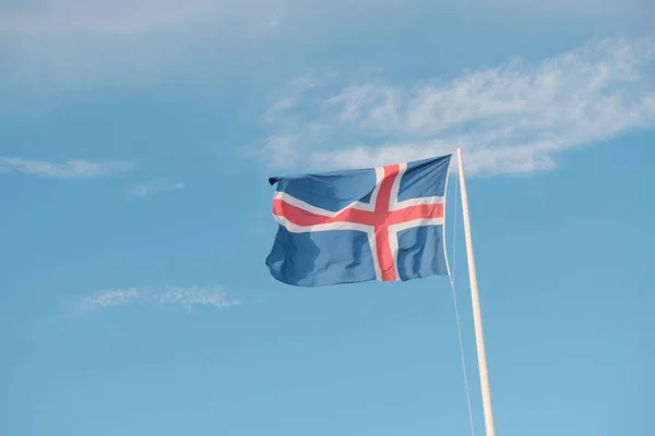 Das Schwenken Der Isländischen Nationalflagge Unter Wolkenlosem Blauen Himmel — Stockfoto