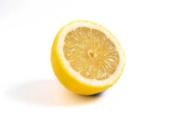 白い背景に隔離されたレモンの半分のクローズアップショット — ストック写真