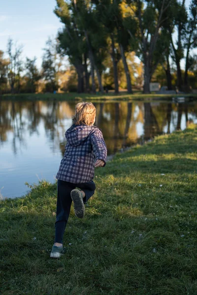 Blonde Kid Running Riverside Spring — Zdjęcie stockowe