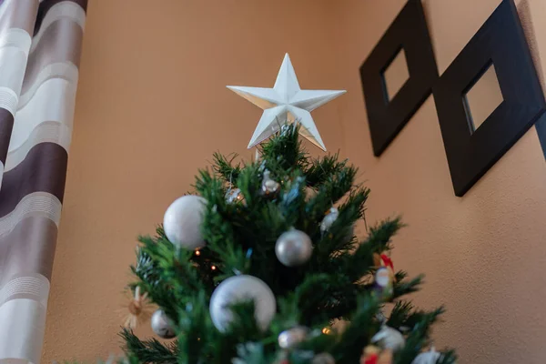 Zbliżenie Choinki Kulkami Gwiazdami Dekoracji Christmas Lights — Zdjęcie stockowe