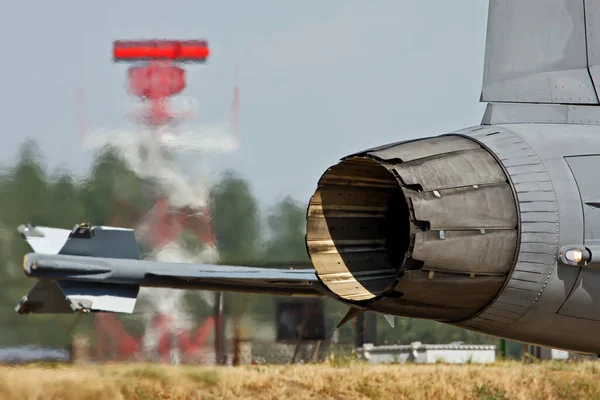 Kecskemet Magyarország 2013 Augusztus Hőáramlás Egy Vadászrepülőgép Hajtóműből Radartoronnyal Háttérben — Stock Fotó