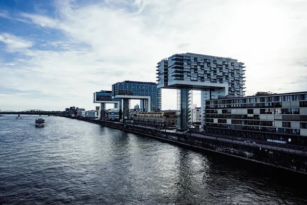 Der Fließende Rhein Der Nähe Der Modernen Stadt Köln — Stockfoto