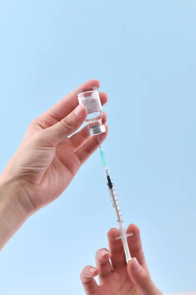 백신을 주사기에 주사하는 — 스톡 사진