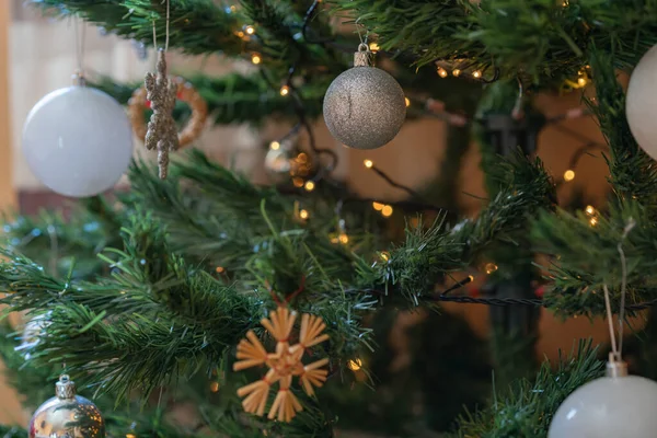 Primer Plano Del Árbol Navidad Con Bolas Estrellas Decoración Luces — Foto de Stock