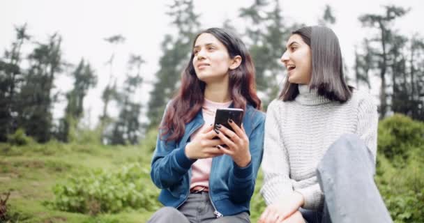 Amis Passer Temps Ensemble Dans Forêt Utilisant Smartphone — Video