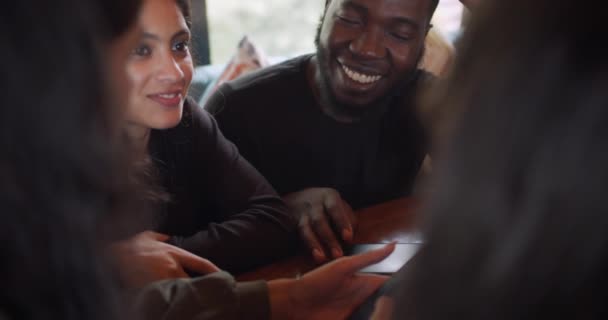Imágenes Amigos Pasándola Bien Juntos Café Usando Teléfonos Inteligentes — Vídeo de stock