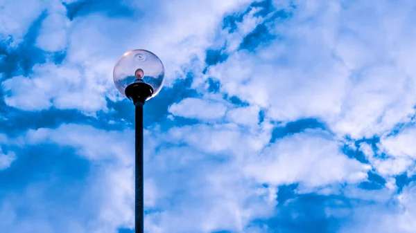 Straatlantaarn Met Bewolkte Blauwe Lucht — Stockfoto