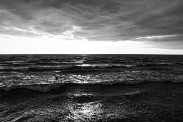 Bulutlu Bir Gökyüzünün Altında Kumsaldaki Büyük Dalgaların Gri Pulu — Stok fotoğraf