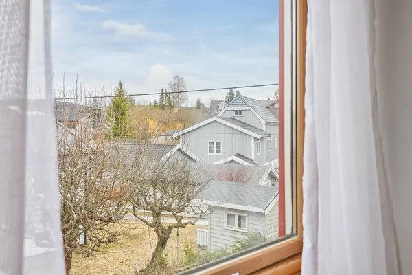 Ein Schöner Blick Auf Den Garten Aus Einem Großen Fenster — Stockfoto