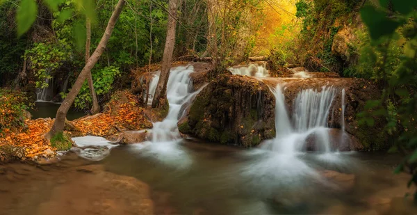 Ein Schöner Wasserfall Einem Wald Den Herbstfarben — Stockfoto