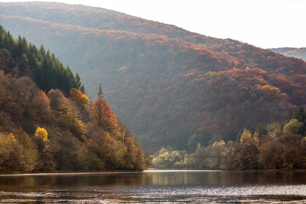 Piękne Ujęcie Małego Jeziora Środku Klifów Jesienny Widok Kolorowych Drzew — Zdjęcie stockowe