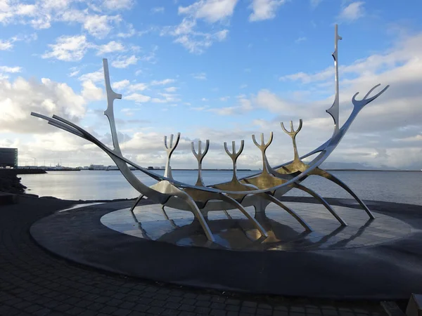Скульптура Лодки Викингов Солфаре Рейкьявик Исландия — стоковое фото