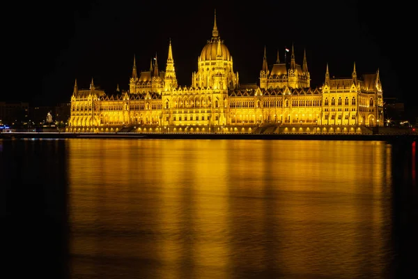 Beautiful Shot Hungarian Parliament Building Budapest Illuminated Night — Fotografia de Stock