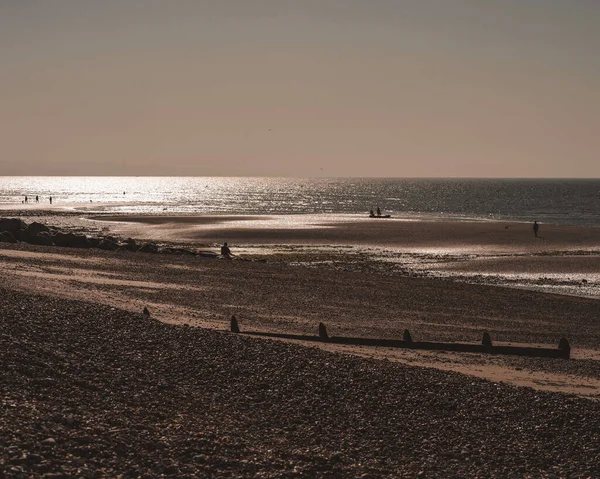 Uma Vista Hipnotizante Escala Cinza Praia Lancing Inglaterra Com Água — Fotografia de Stock