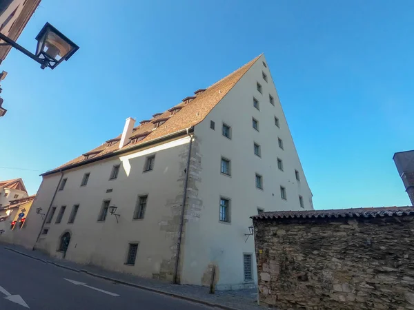 Low Angle Shot Old Building Clear Blue Sky — Fotografia de Stock