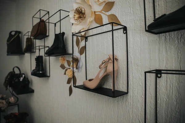 Algunos Zapatos Estantes Enmarcados Una Pared Una Sala Exposición — Foto de Stock