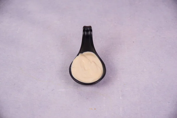 Closeup Mayonnaisein Black Bowl — Stock fotografie