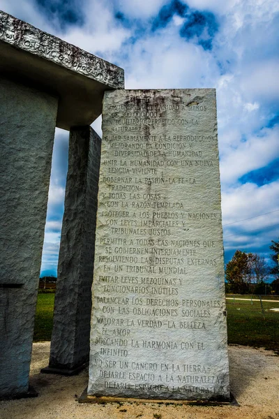 美国埃尔顿 乔治娅 2021年10月25日 在埃伯顿附近的格鲁吉亚墓碑 在阴天下刻有西班牙语和古典希腊语的碑文 — 图库照片