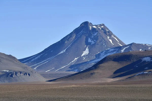 Een Schilderachtig Uitzicht Heuvels Een Vulkaan Het Gebied Van Atacama — Stockfoto