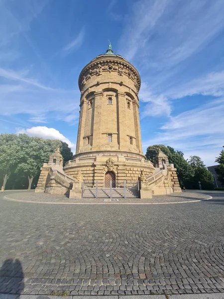 Eine Vertikale Aufnahme Des Berühmten Wasserturms Mannheim Einem Strahlenden Sommertag — Stockfoto