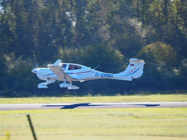 ドイツ エゲルスバッハ 2021年10月24日 エゲルスバッハ空港に着陸するパイロットと乗客を乗せたプロペラ機 — ストック写真