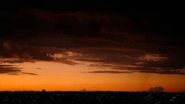 Krajobraz Sylwetek Budynków Nowoczesnym Mieście Podczas Zachodu Słońca Wieczorem — Zdjęcie stockowe