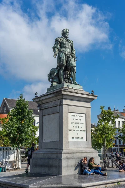 Antwerp Bélgica Outubro 2018 Uma Torre Relógio Frente Uma Estátua — Fotografia de Stock