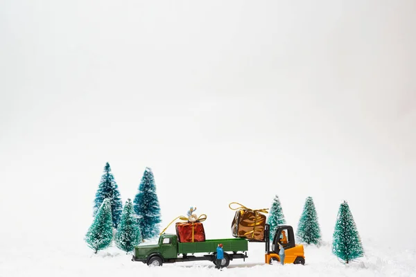 Carregando Caminhão Miniatura Com Presentes Natal Com Uma Empilhadeira Uma — Fotografia de Stock