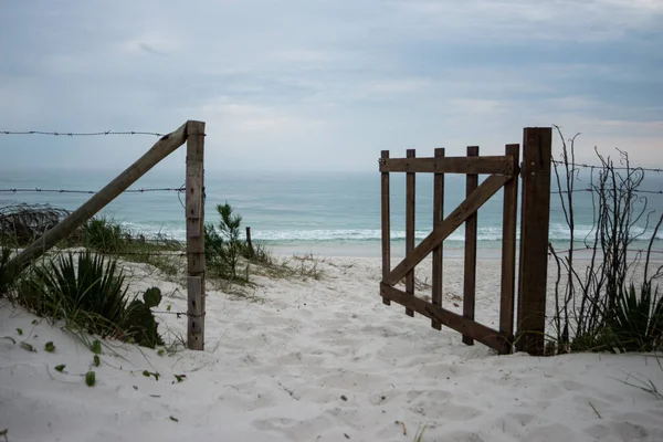 砂浜の海へのオープンゲート — ストック写真