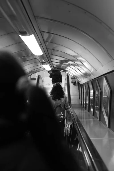 英国伦敦 2021年11月3日 英国伦敦地铁站自动扶梯上一个垂直灰度拍摄的人群照片 — 图库照片