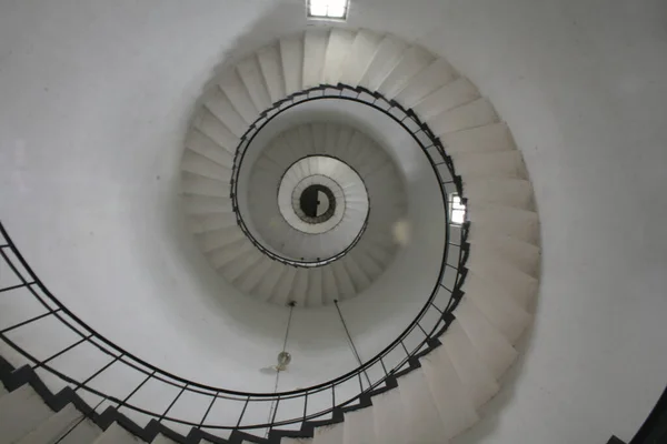 Beyaz Bir Binadaki Dönen Merdivenin Üst Görüntüsü — Stok fotoğraf