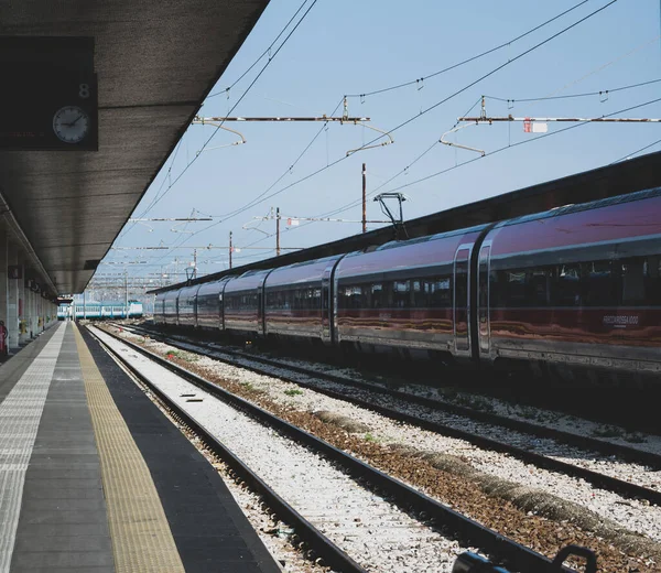 Pisa Olaszország 2019 Július Vonat Egy Vasútállomáson Nappal Pisa Ban — Stock Fotó