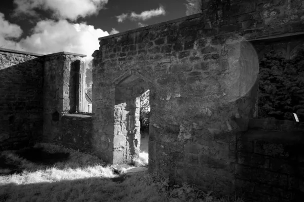 Grayscale Shot Old Ruined Brick Wall Cloudy Sky — Stok fotoğraf