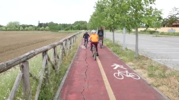 Homem Está Montando Uma Bicicleta Parque — Vídeo de Stock