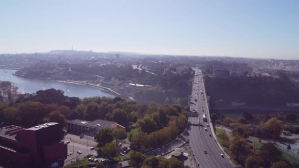 Воздушные Съемки Движения Городской Дороге — стоковое видео