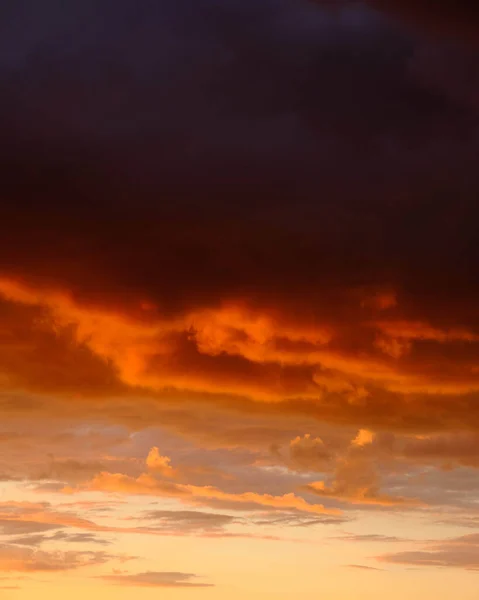 黄昏时分 在美丽的落日下 一张垂直拍摄的多云天空的照片 以获取墙纸 — 图库照片