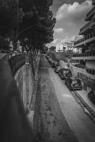 Messina Italy Oct 2021 Grayscale Streets Messina Filled Cars Italy — Stock Photo, Image