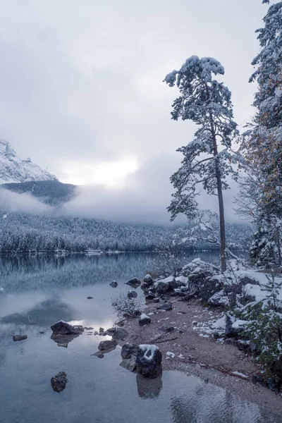 Μια Κάθετη Λήψη Από Χιονισμένο Ορεινό Τοπίο Στο Γερμανικό Eibsee — Φωτογραφία Αρχείου